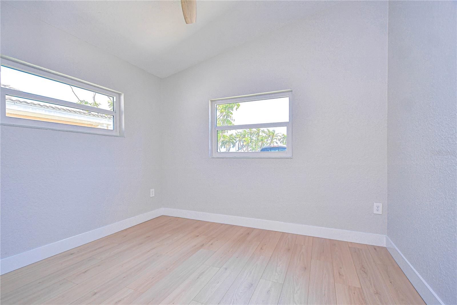 Listing photo id 22 for 568 Crystal Drive