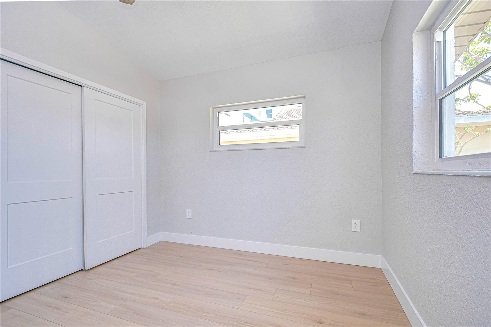 Listing photo id 23 for 568 Crystal Drive