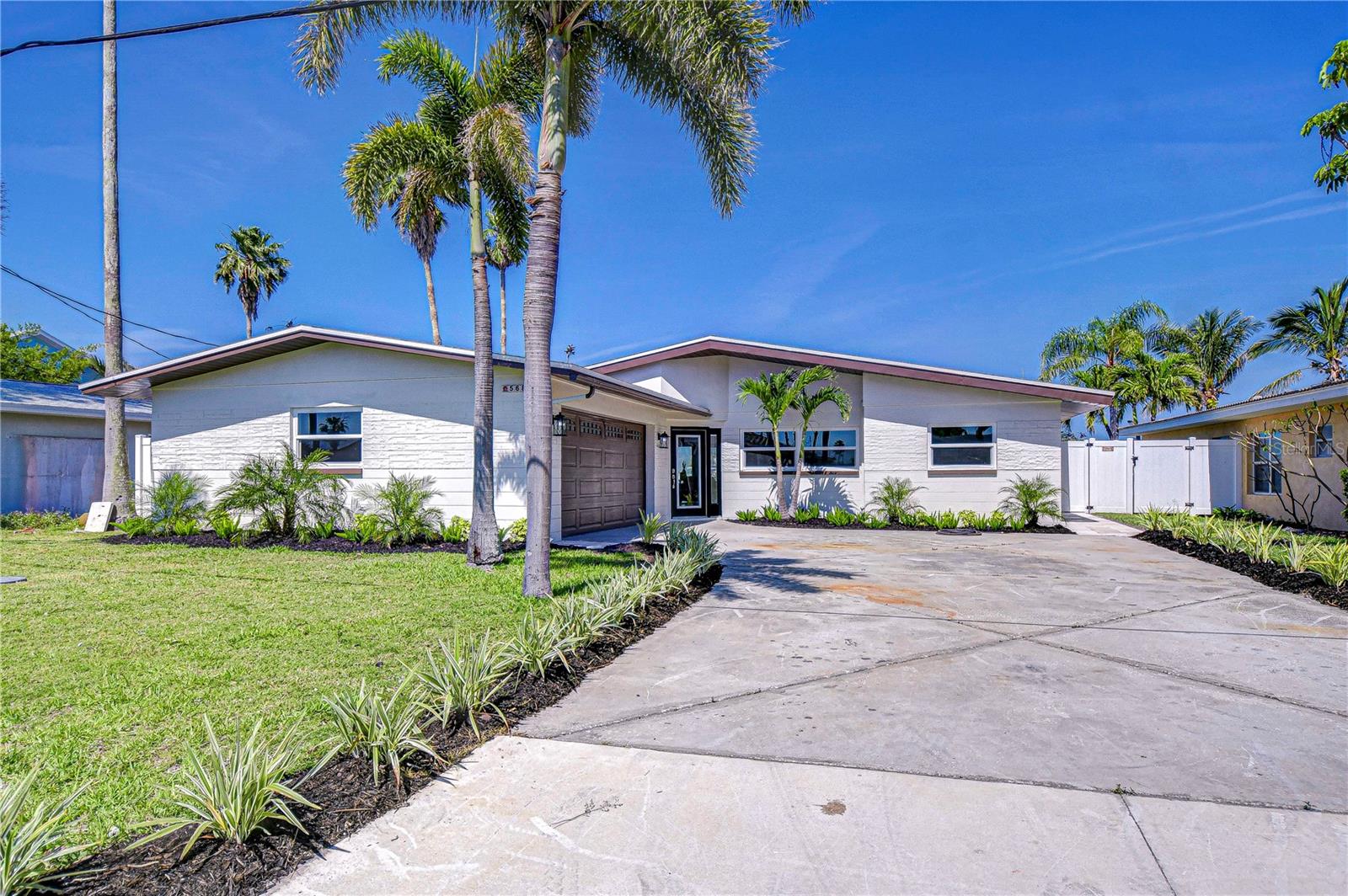Listing photo id 1 for 568 Crystal Drive