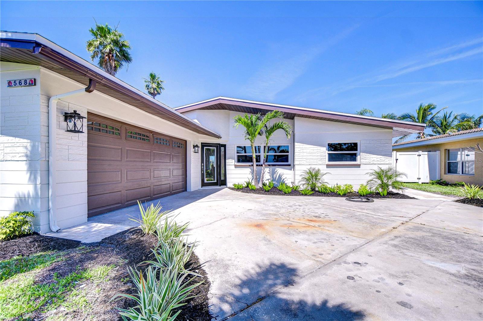 Listing photo id 2 for 568 Crystal Drive