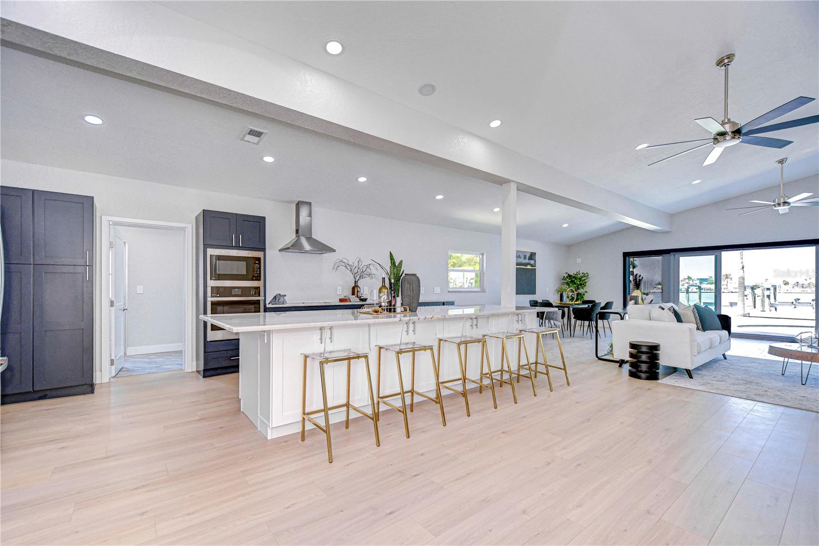 Listing photo id 3 for 568 Crystal Drive