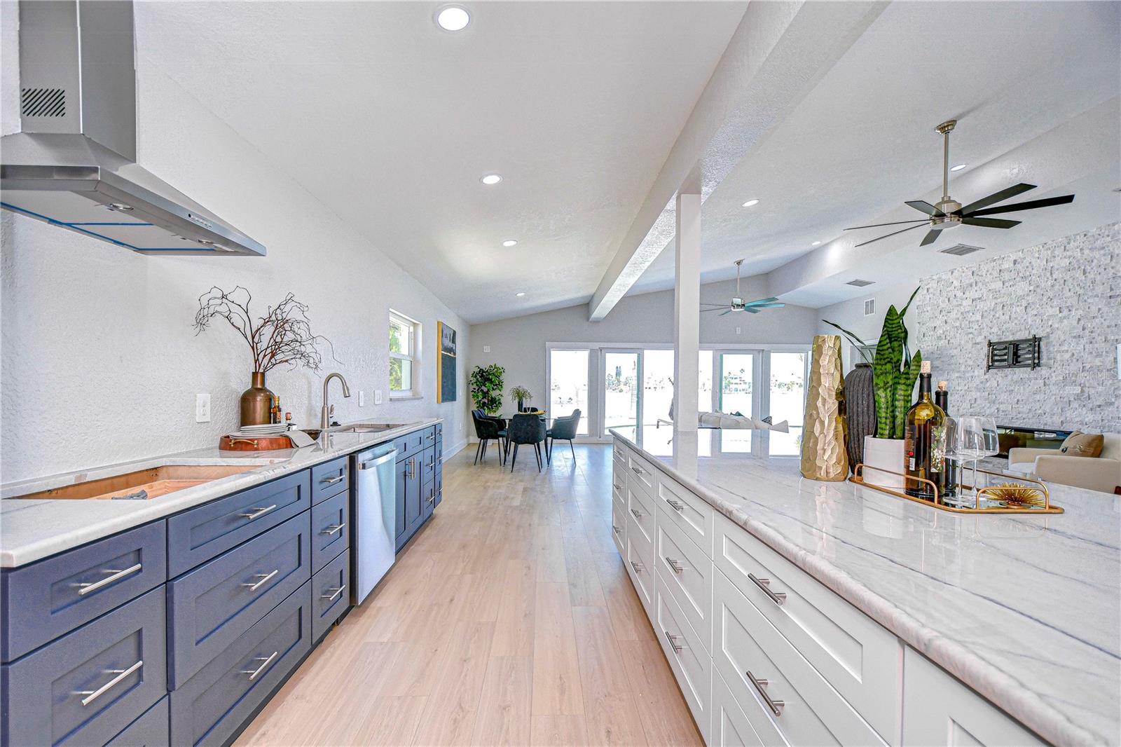 Listing photo id 5 for 568 Crystal Drive