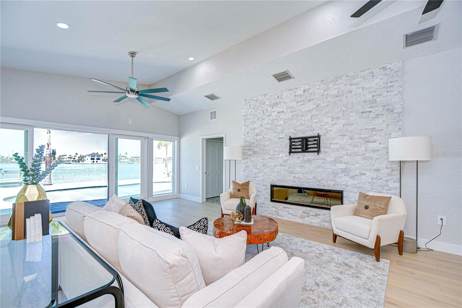 Listing photo id 7 for 568 Crystal Drive