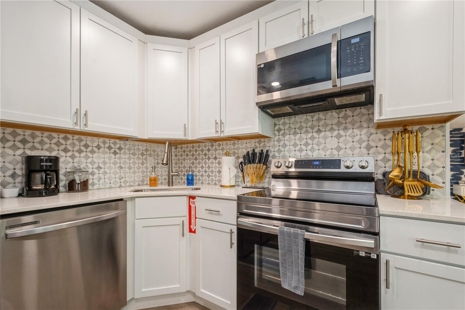 Listing photo id 9 for 6225 76th Avenue N
