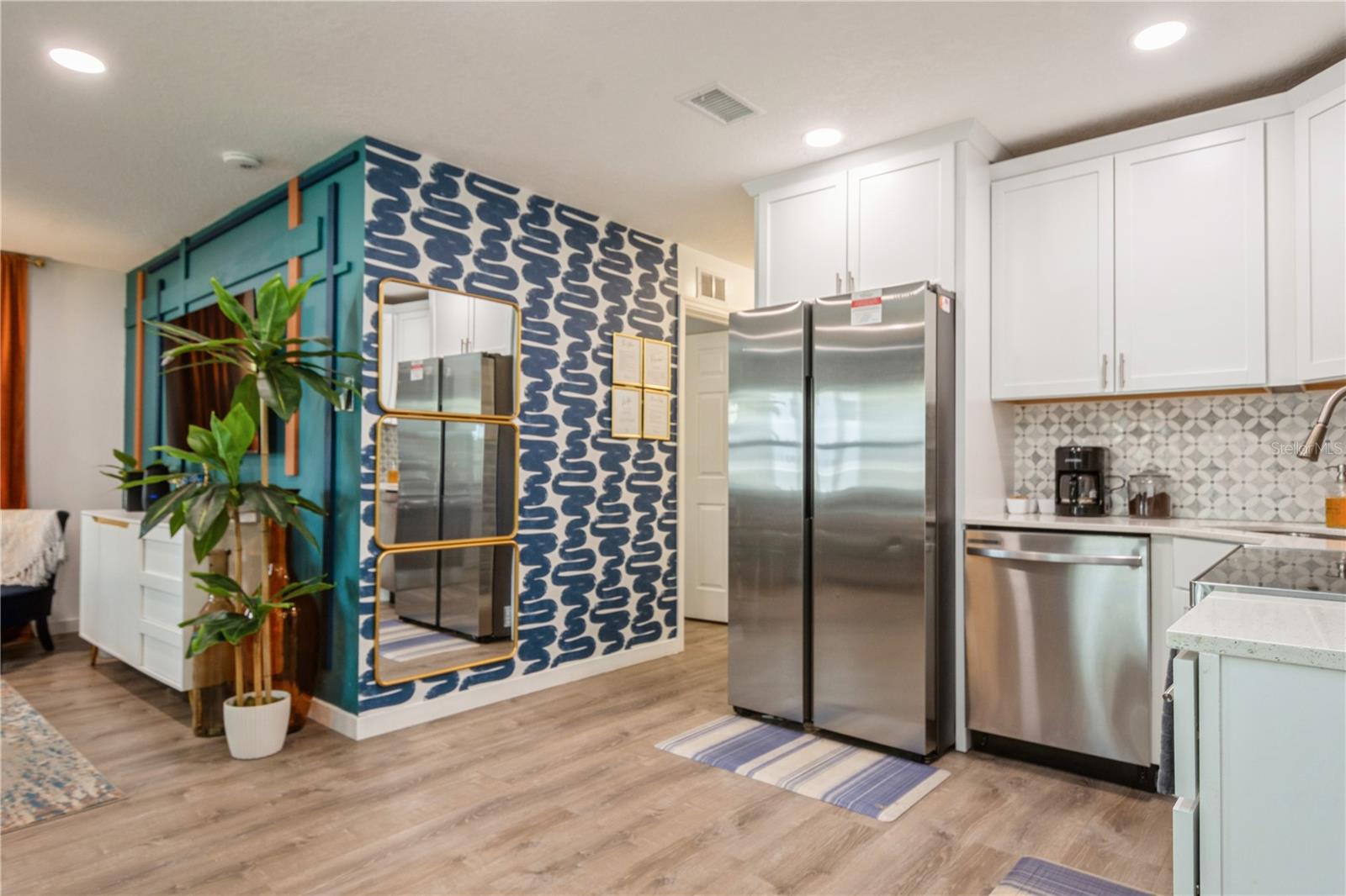 Listing photo id 11 for 6225 76th Avenue N