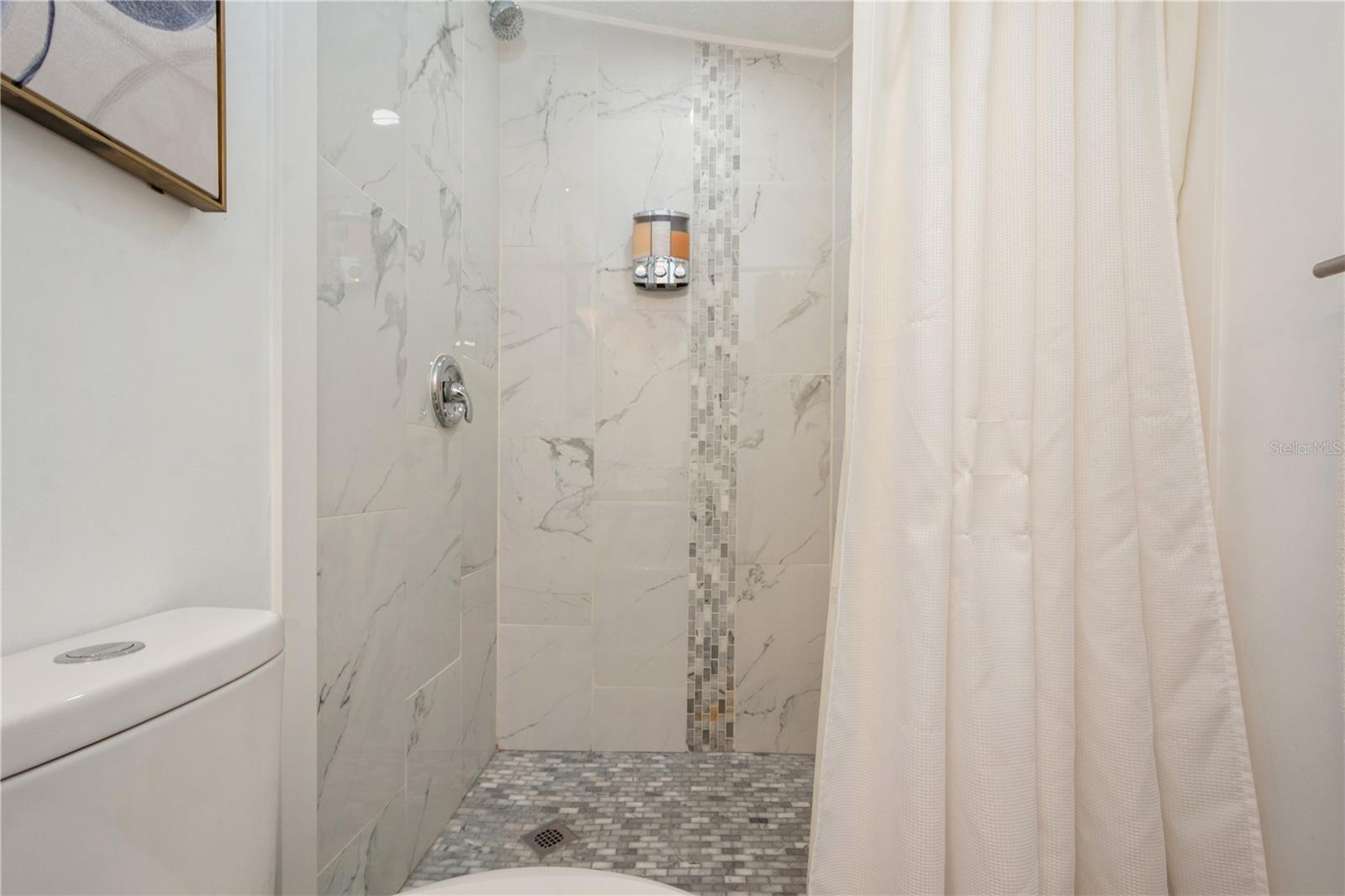 Listing photo id 17 for 6225 76th Avenue N