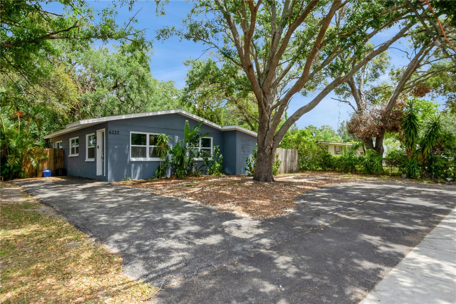 Listing photo id 0 for 6225 76th Avenue N