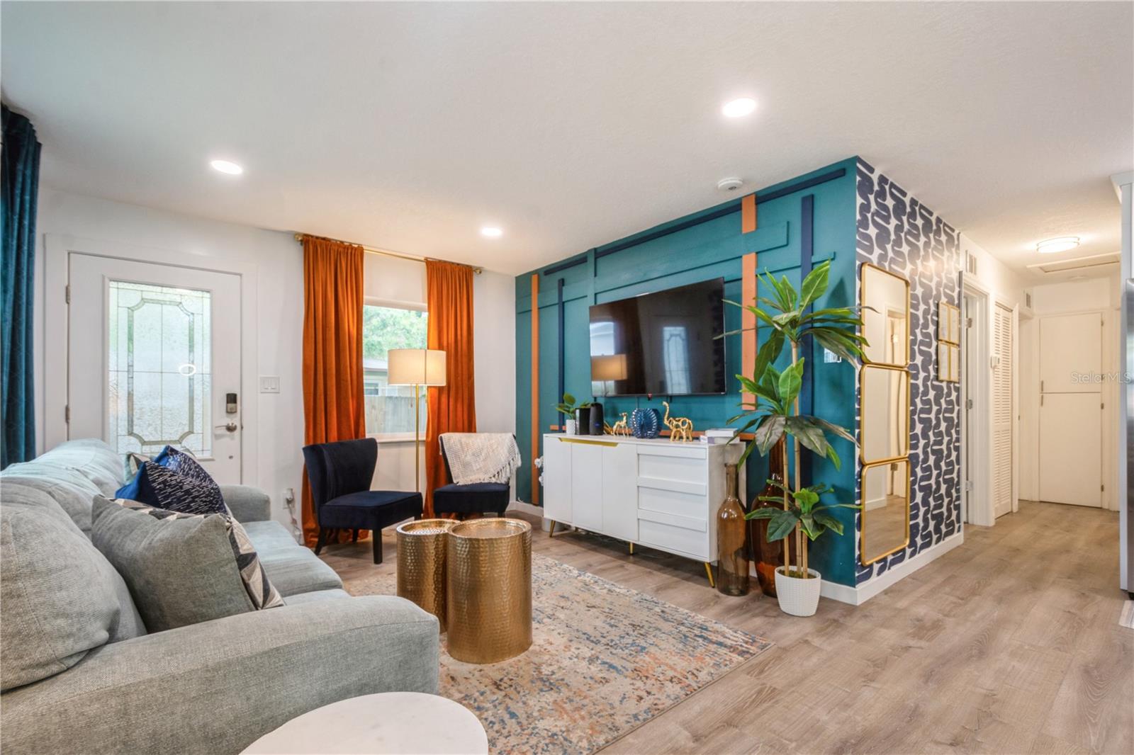 Listing photo id 2 for 6225 76th Avenue N