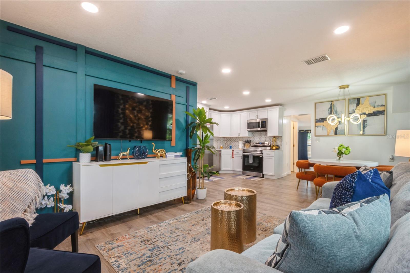 Listing photo id 4 for 6225 76th Avenue N