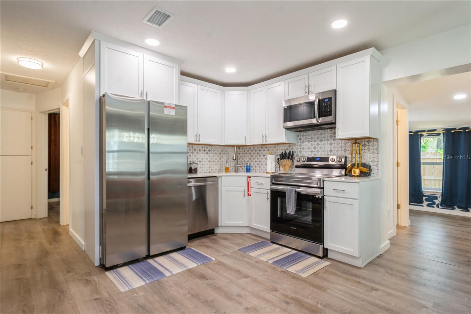 Listing photo id 7 for 6225 76th Avenue N
