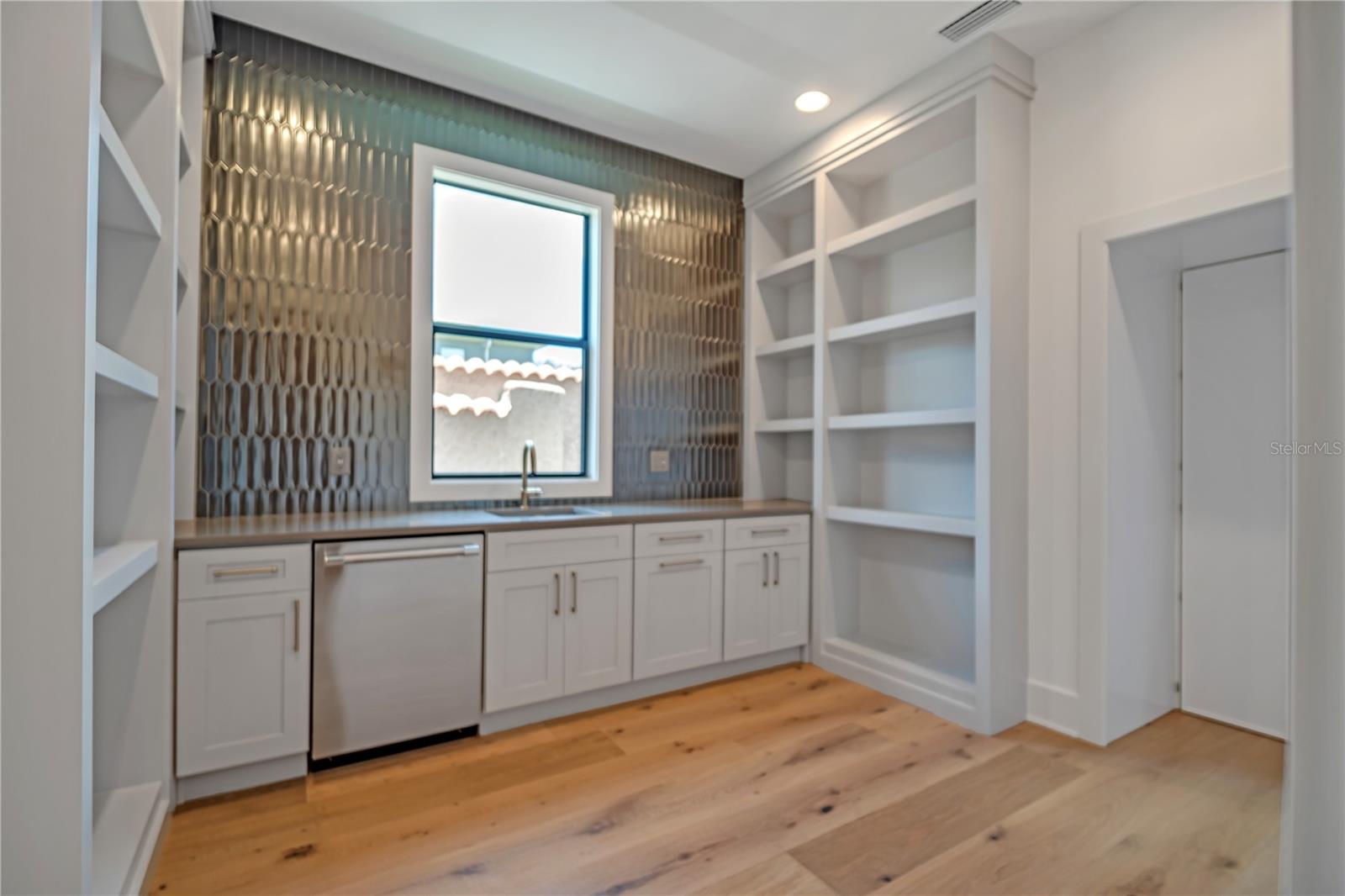 Listing photo id 9 for 4607 Lamb Avenue