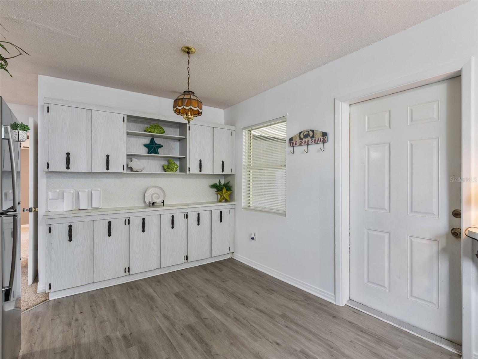 Listing photo id 13 for 10715 Northcut Avenue