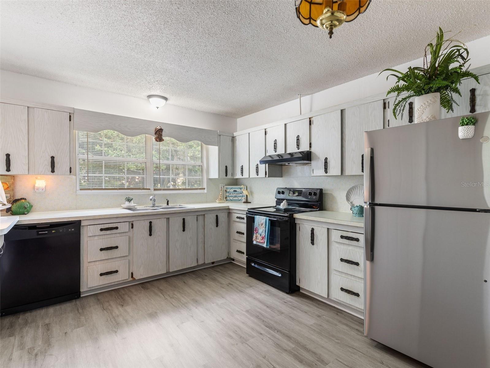 Listing photo id 15 for 10715 Northcut Avenue
