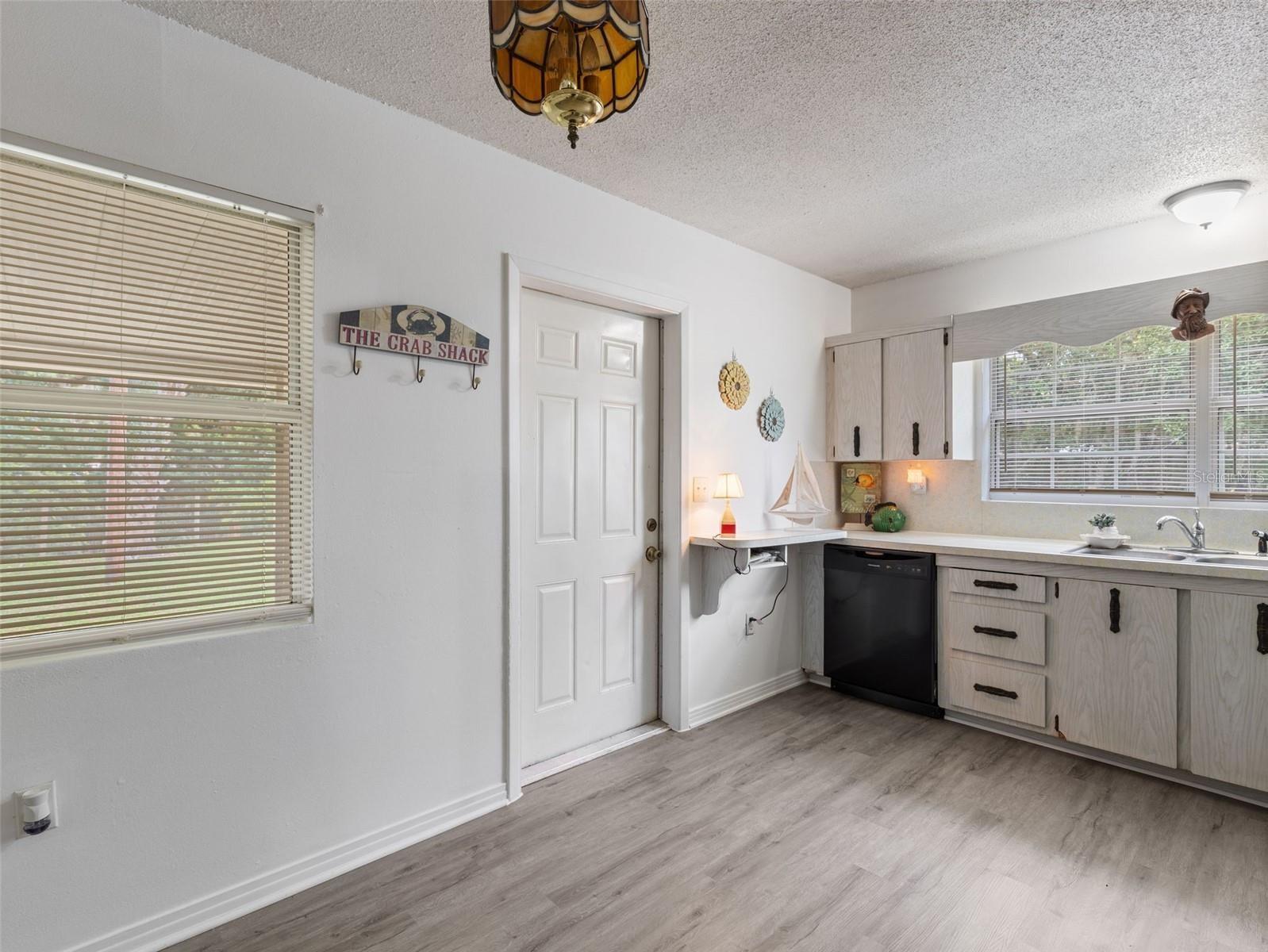 Listing photo id 16 for 10715 Northcut Avenue