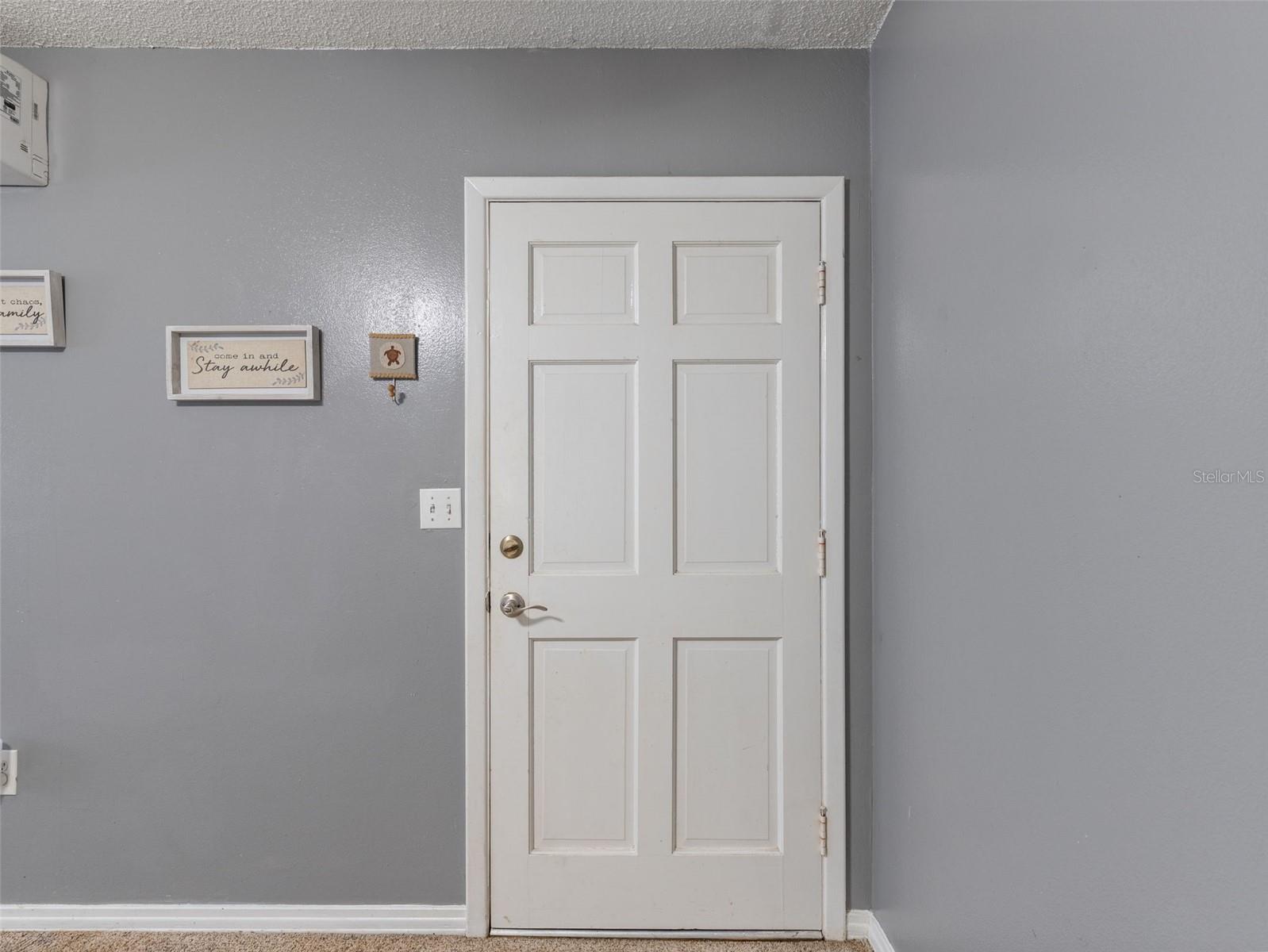 Listing photo id 1 for 10715 Northcut Avenue
