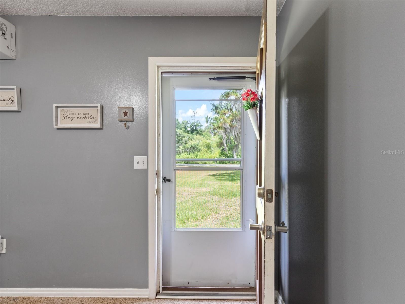 Listing photo id 2 for 10715 Northcut Avenue