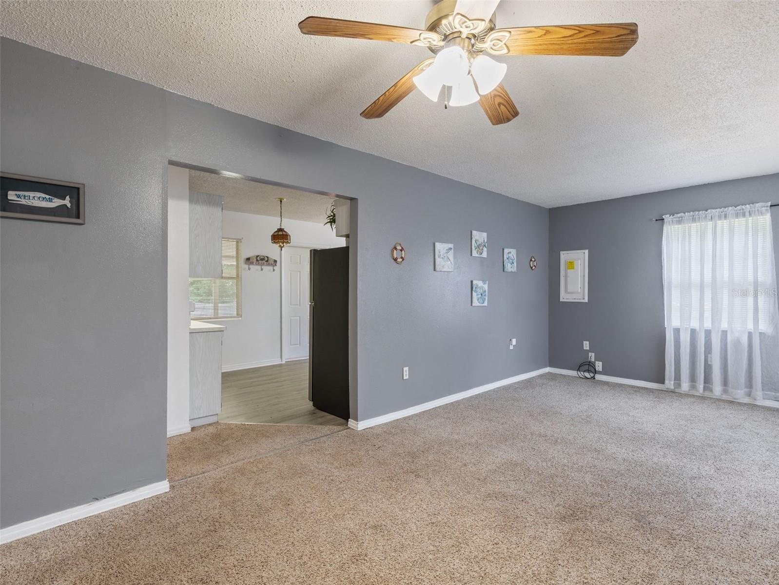 Listing photo id 3 for 10715 Northcut Avenue