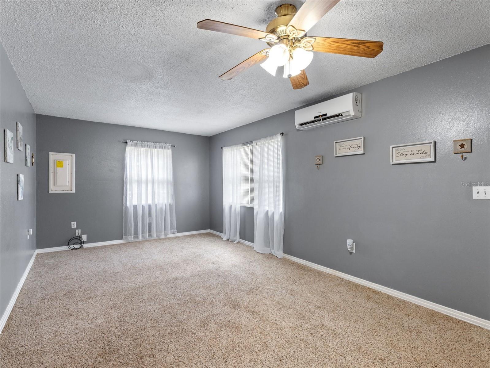 Listing photo id 4 for 10715 Northcut Avenue