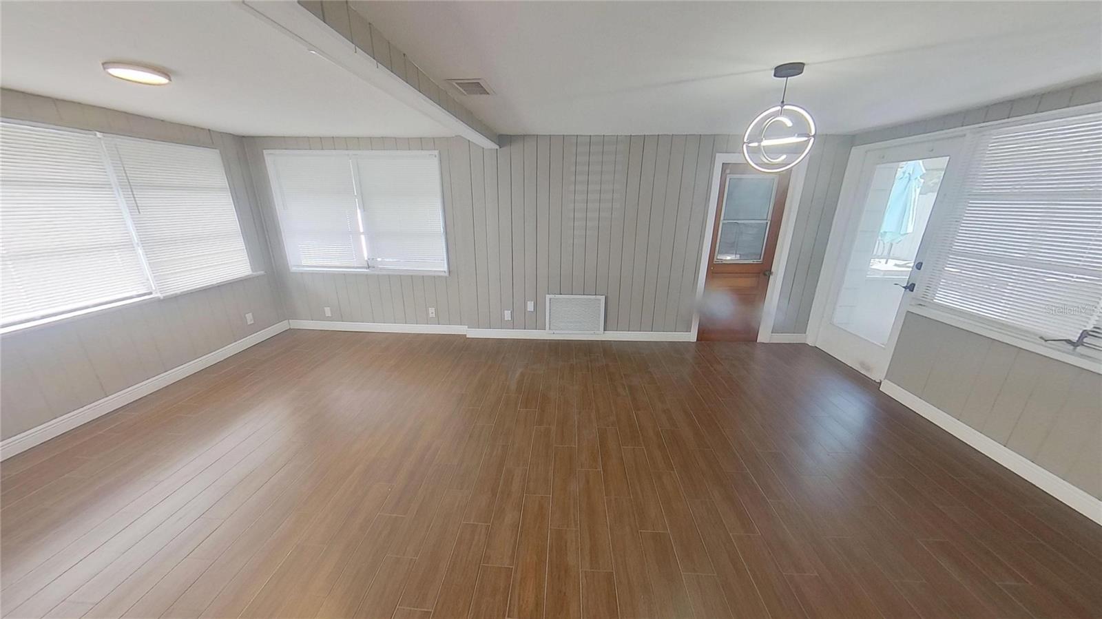 Image 13 of 39 For 5832 27th Avenue S