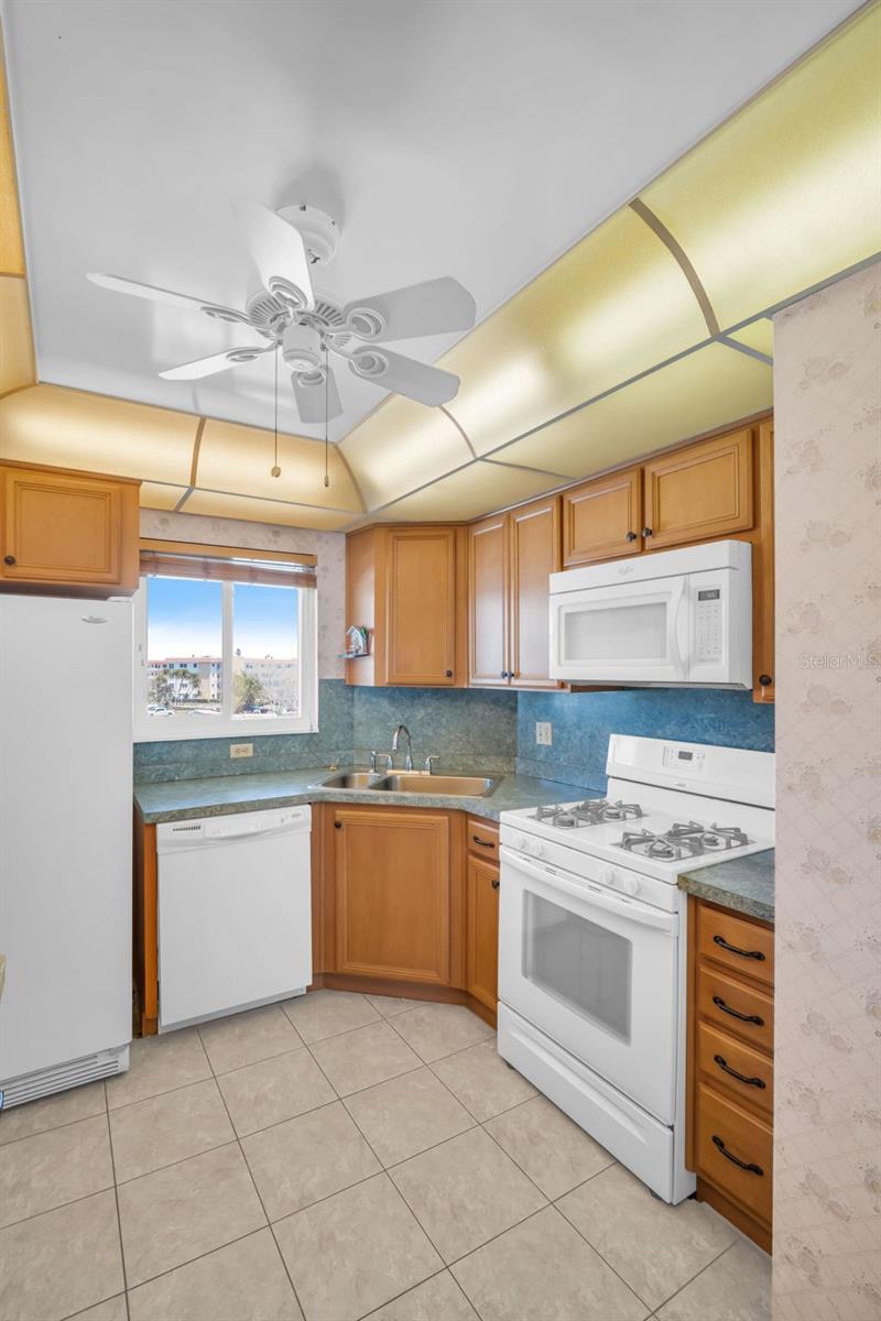 Image 12 of 28 For 5980 Shore Boulevard S 403