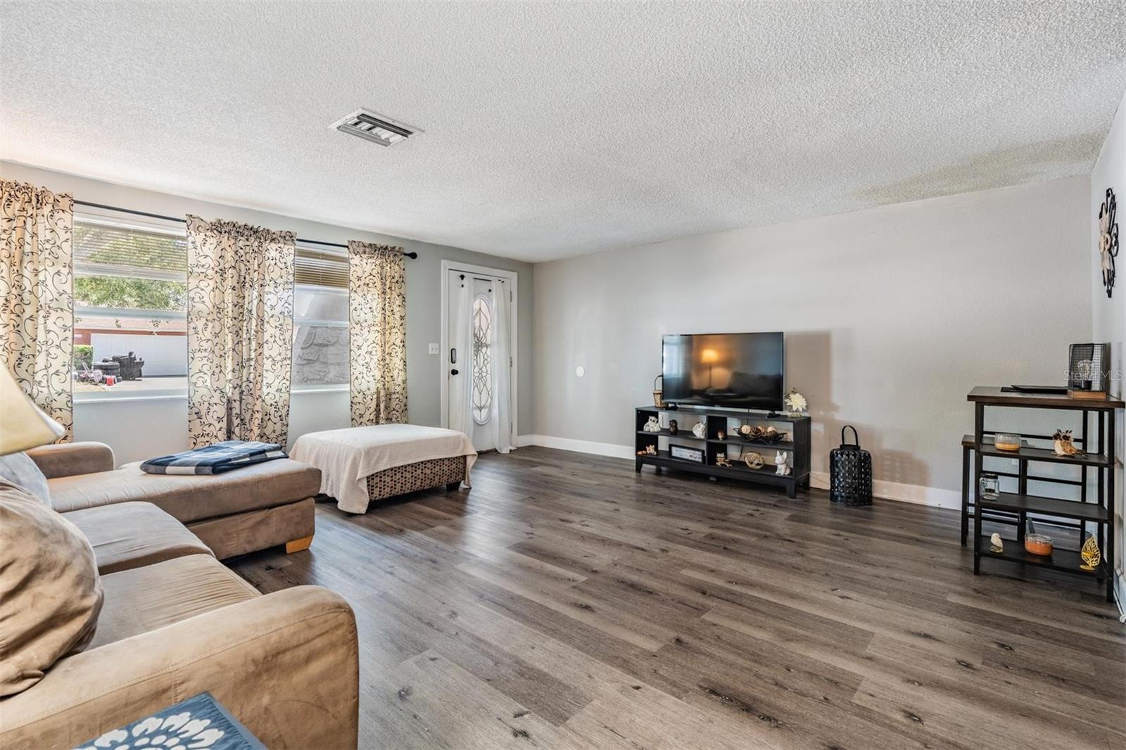 Image 3 of 40 For 6333 Aberdeen Avenue