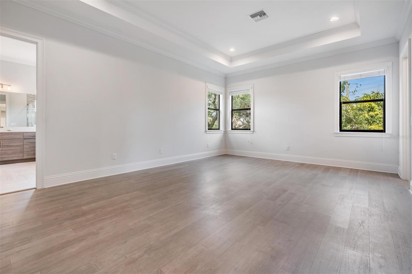 Image 33 of 48 For 207 Chippewa Avenue