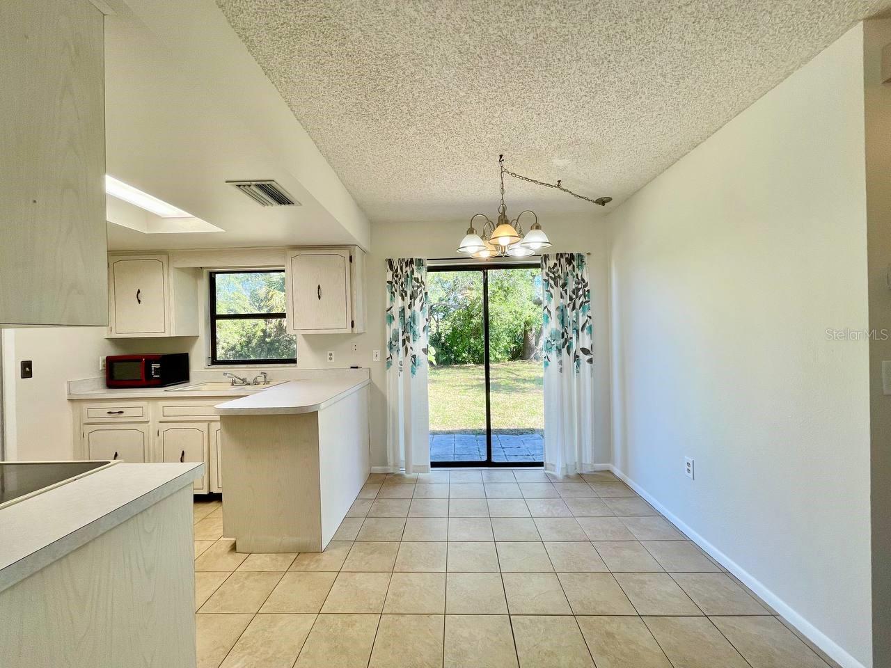 Image 6 of 20 For 2625 Narcissus Drive