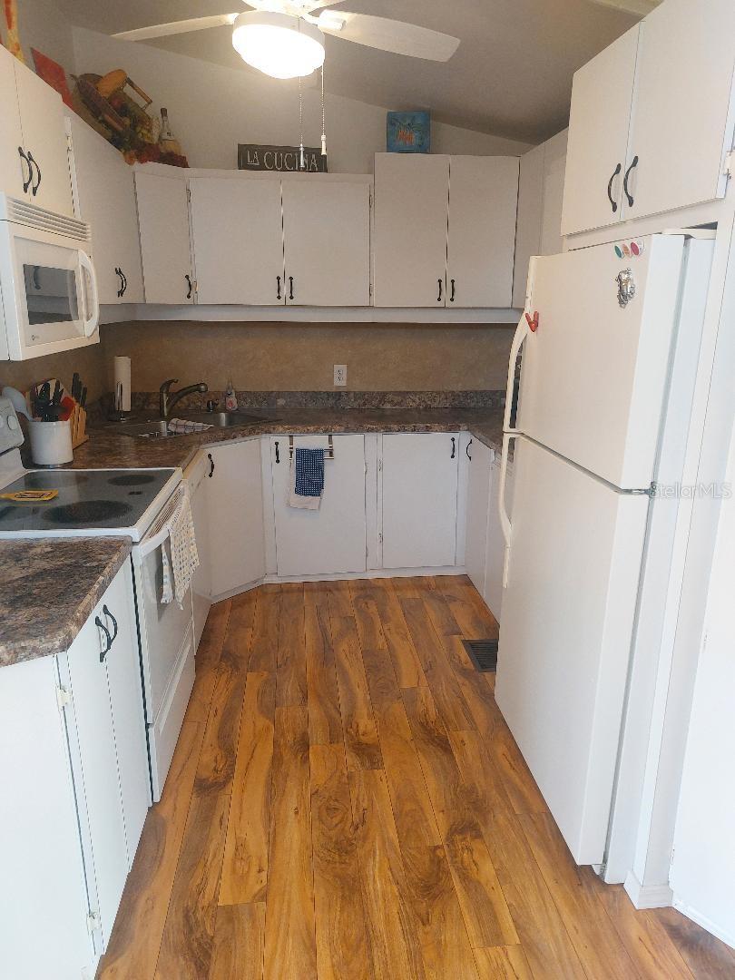 Listing photo id 5 for 126 Philadelphia Boulevard 10