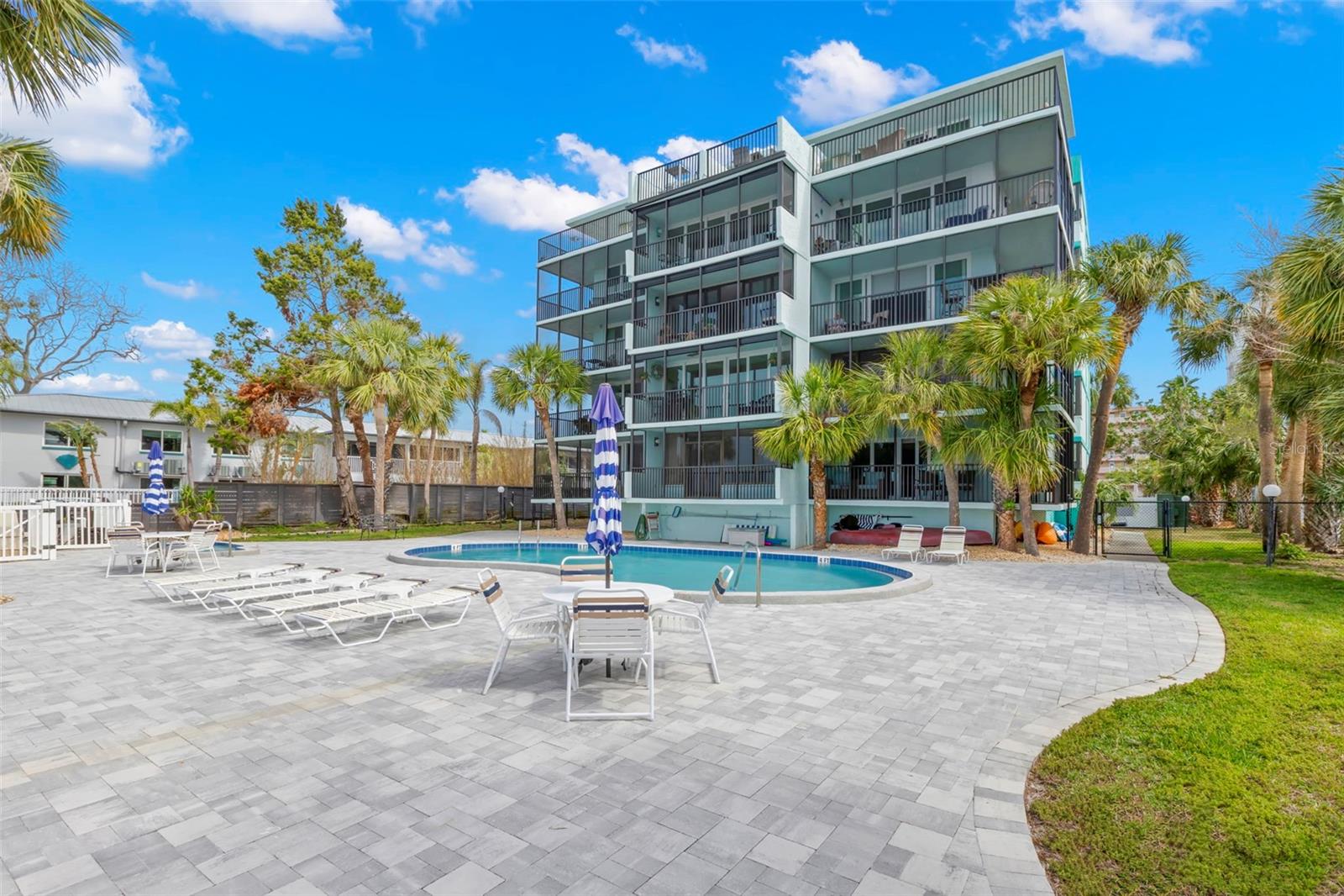 Image 21 of 30 For 1848 Shore Drive S 402