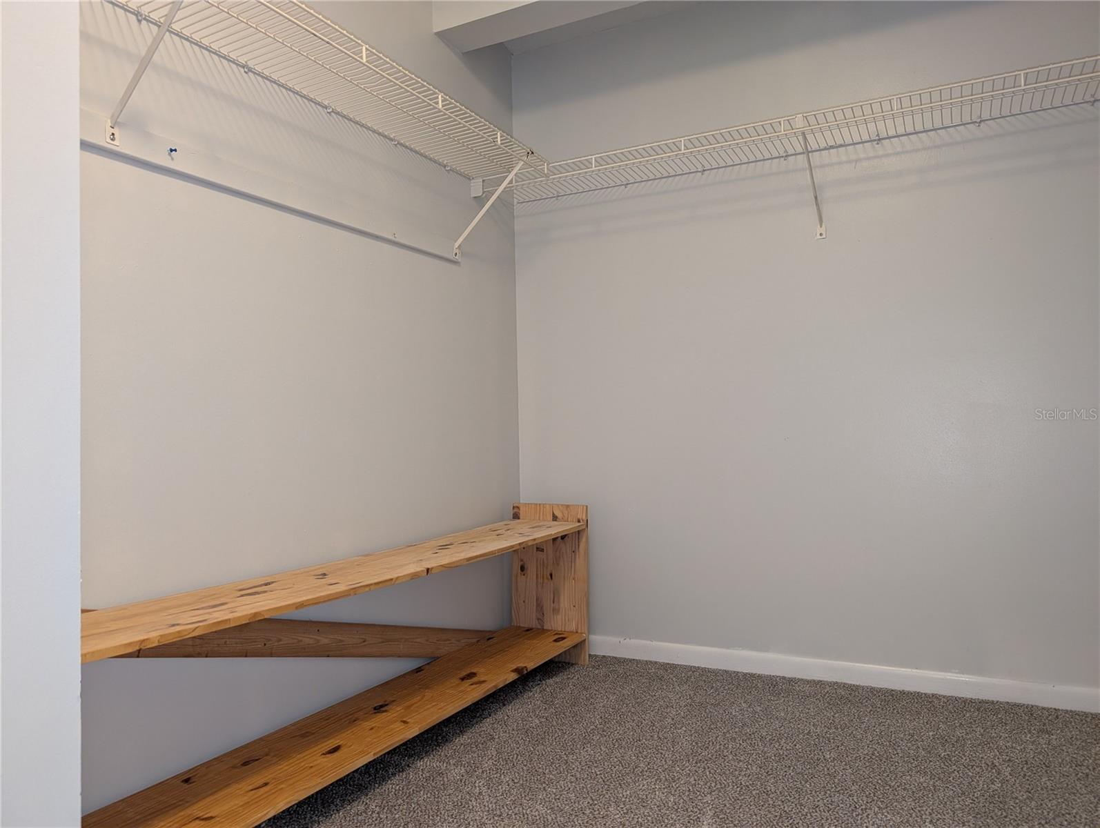 Listing photo id 21 for 9781 Goldfinch Lane