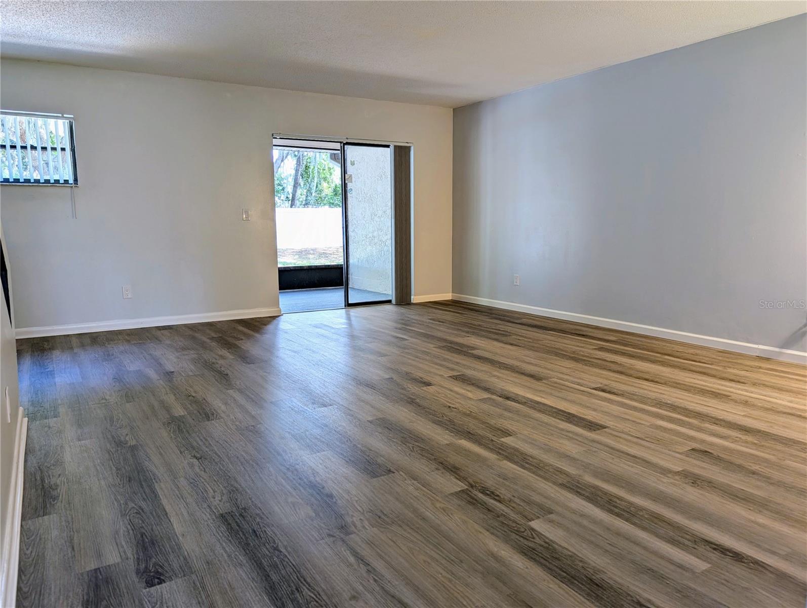 Listing photo id 1 for 9781 Goldfinch Lane