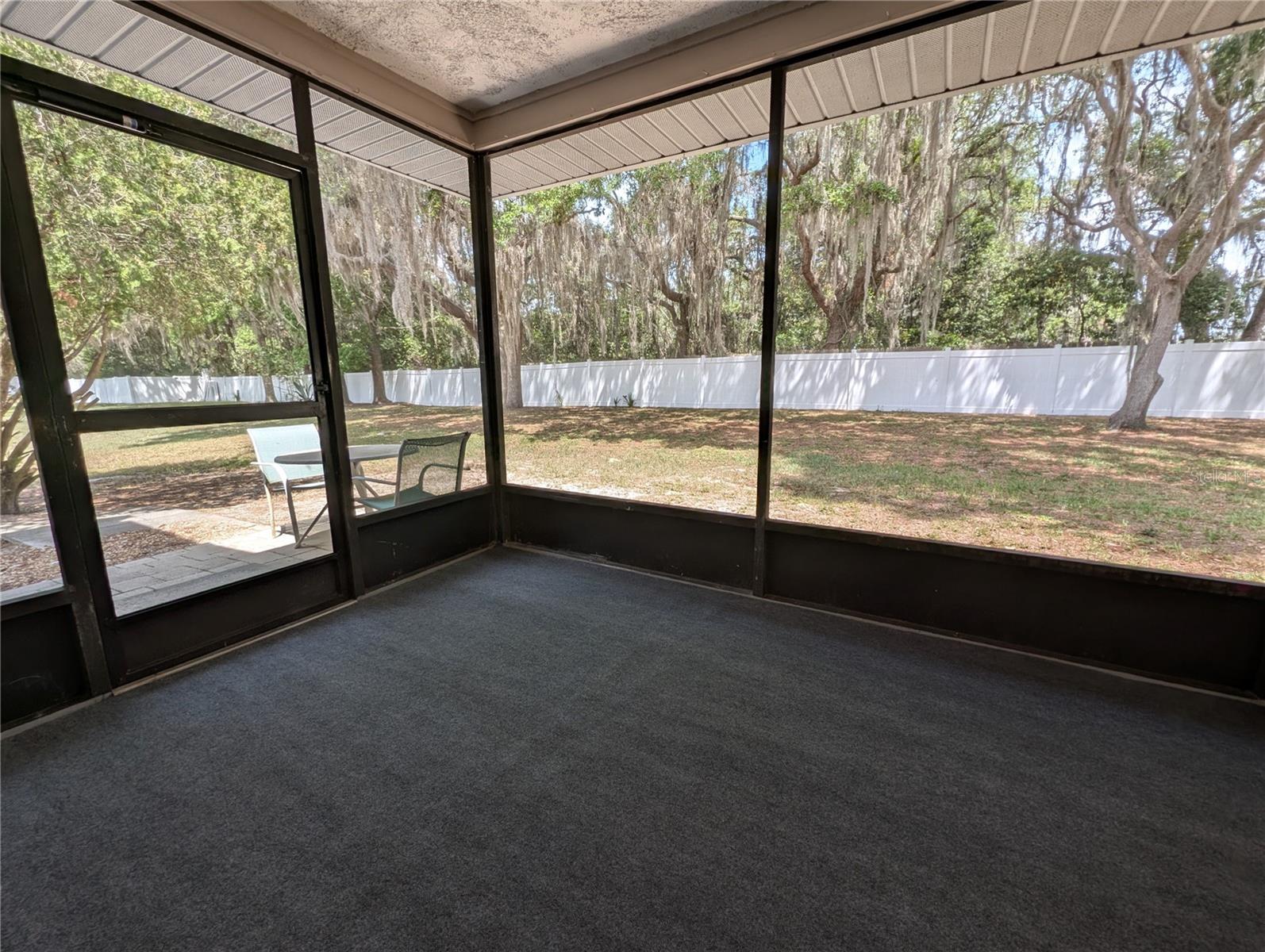 Listing photo id 31 for 9781 Goldfinch Lane