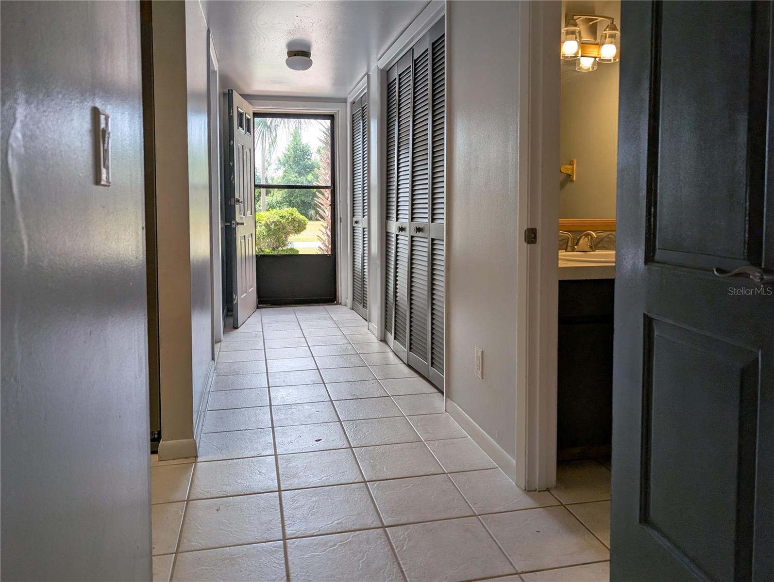 Listing photo id 32 for 9781 Goldfinch Lane