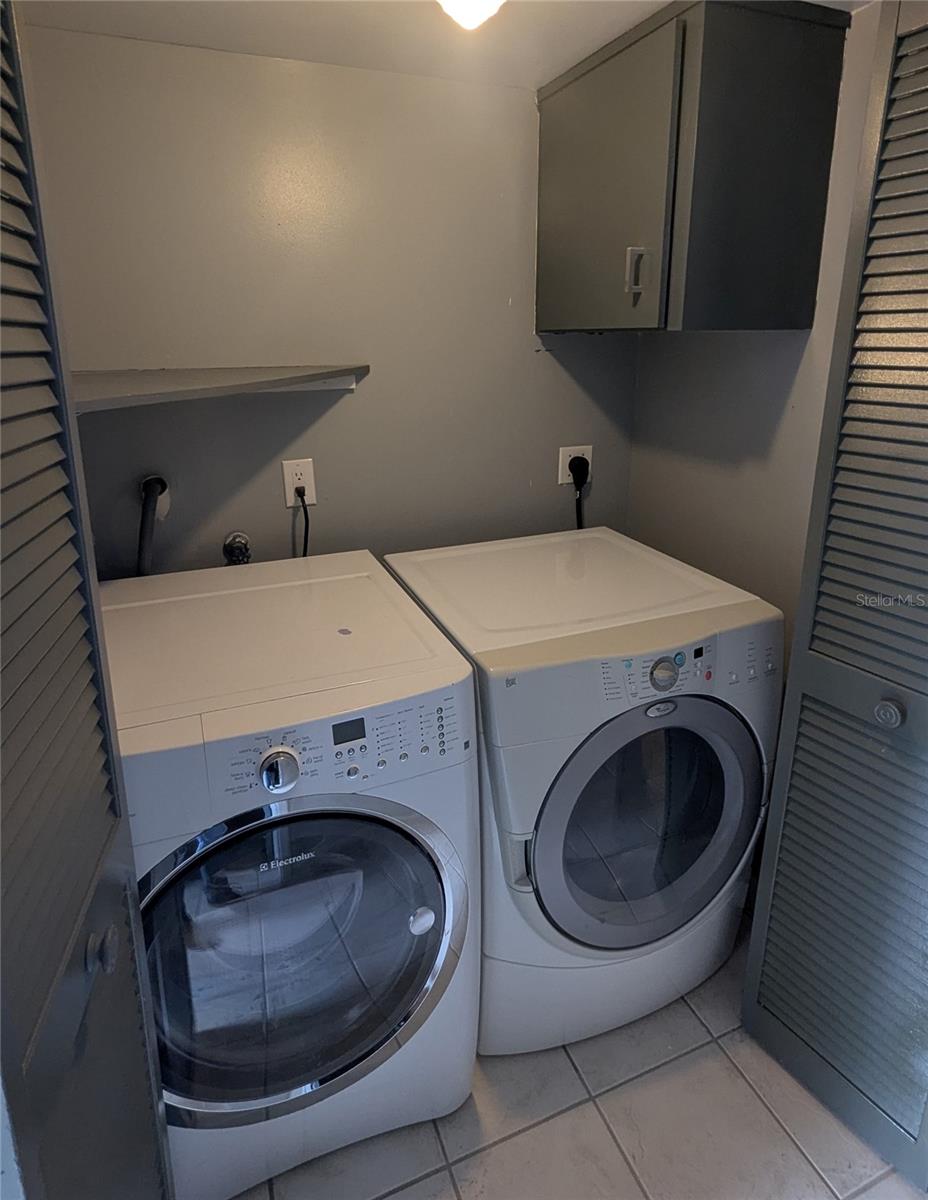 Listing photo id 33 for 9781 Goldfinch Lane
