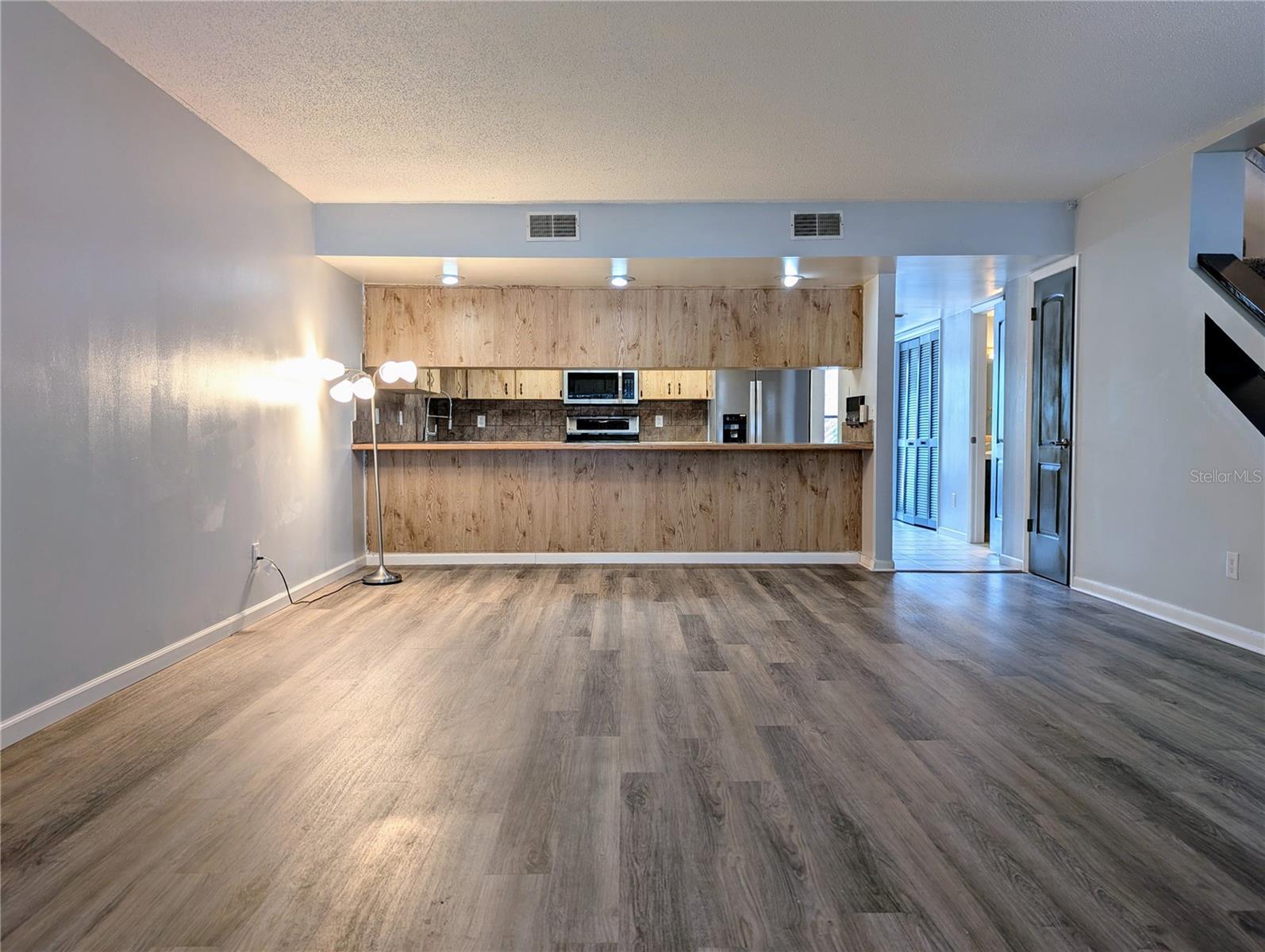 Listing photo id 2 for 9781 Goldfinch Lane