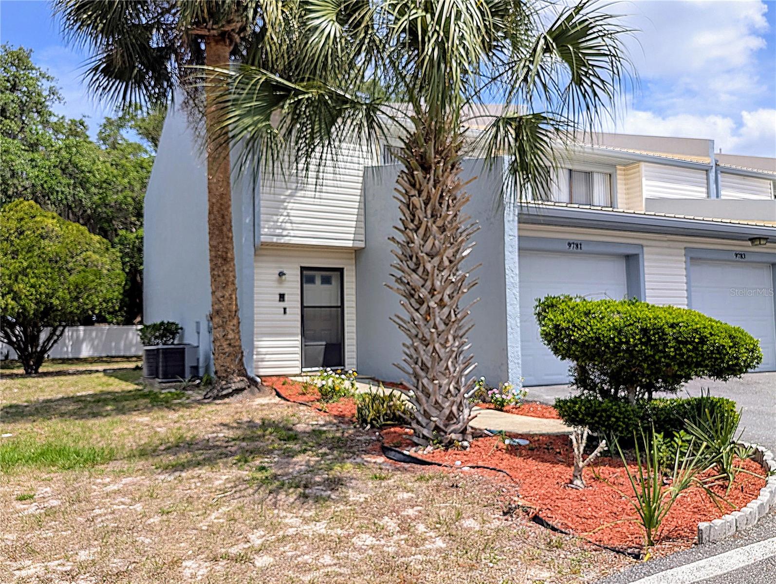 Listing photo id 40 for 9781 Goldfinch Lane