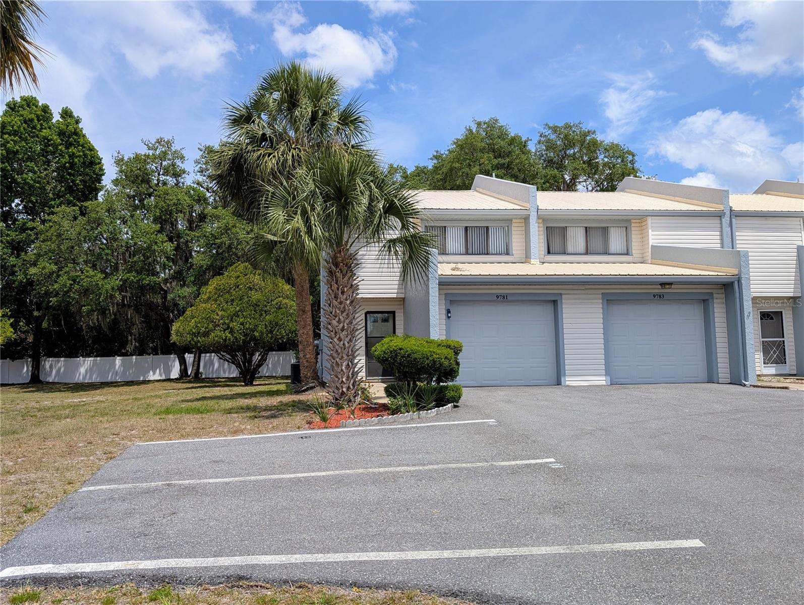 Listing photo id 43 for 9781 Goldfinch Lane