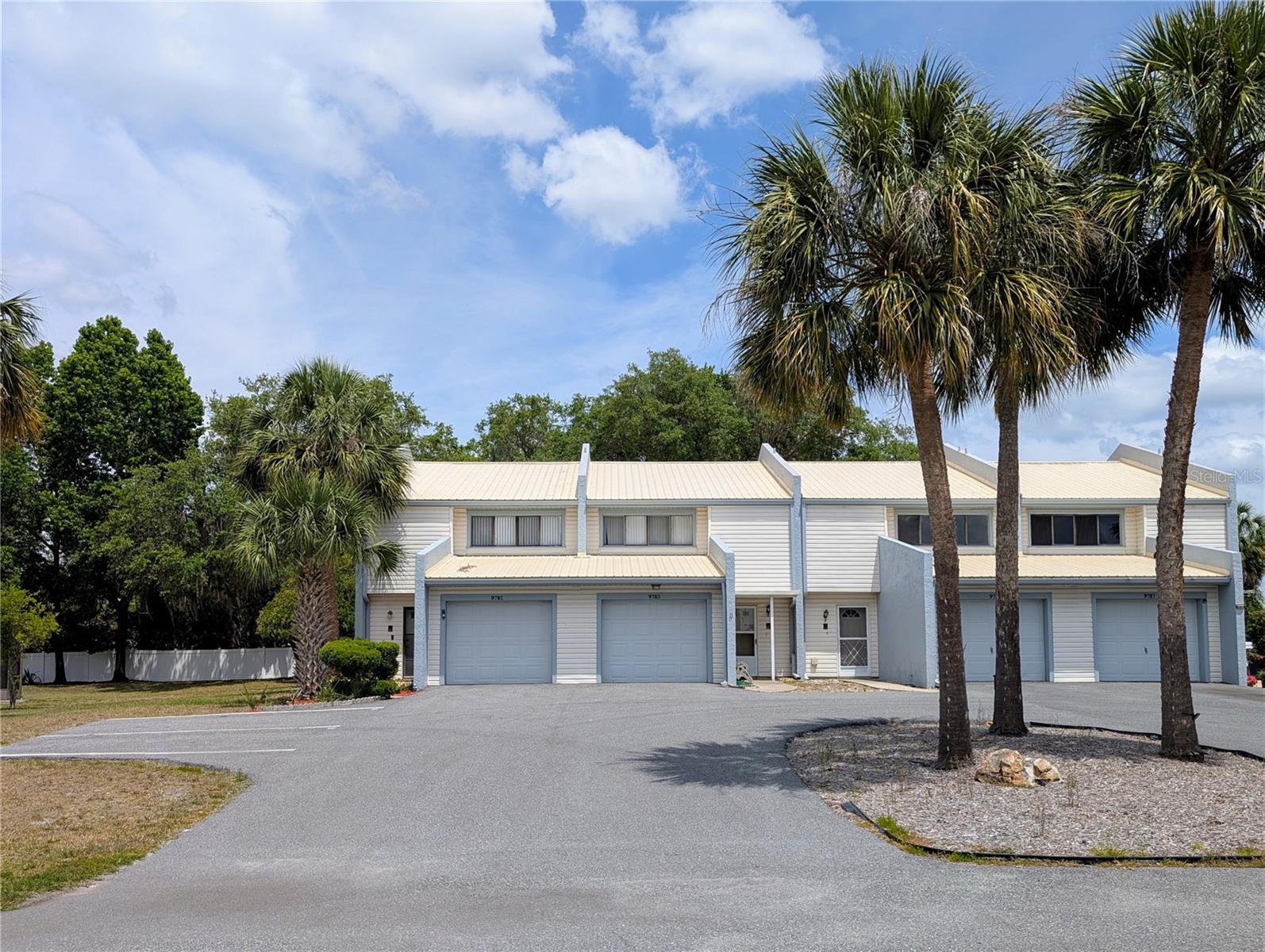 Listing photo id 46 for 9781 Goldfinch Lane