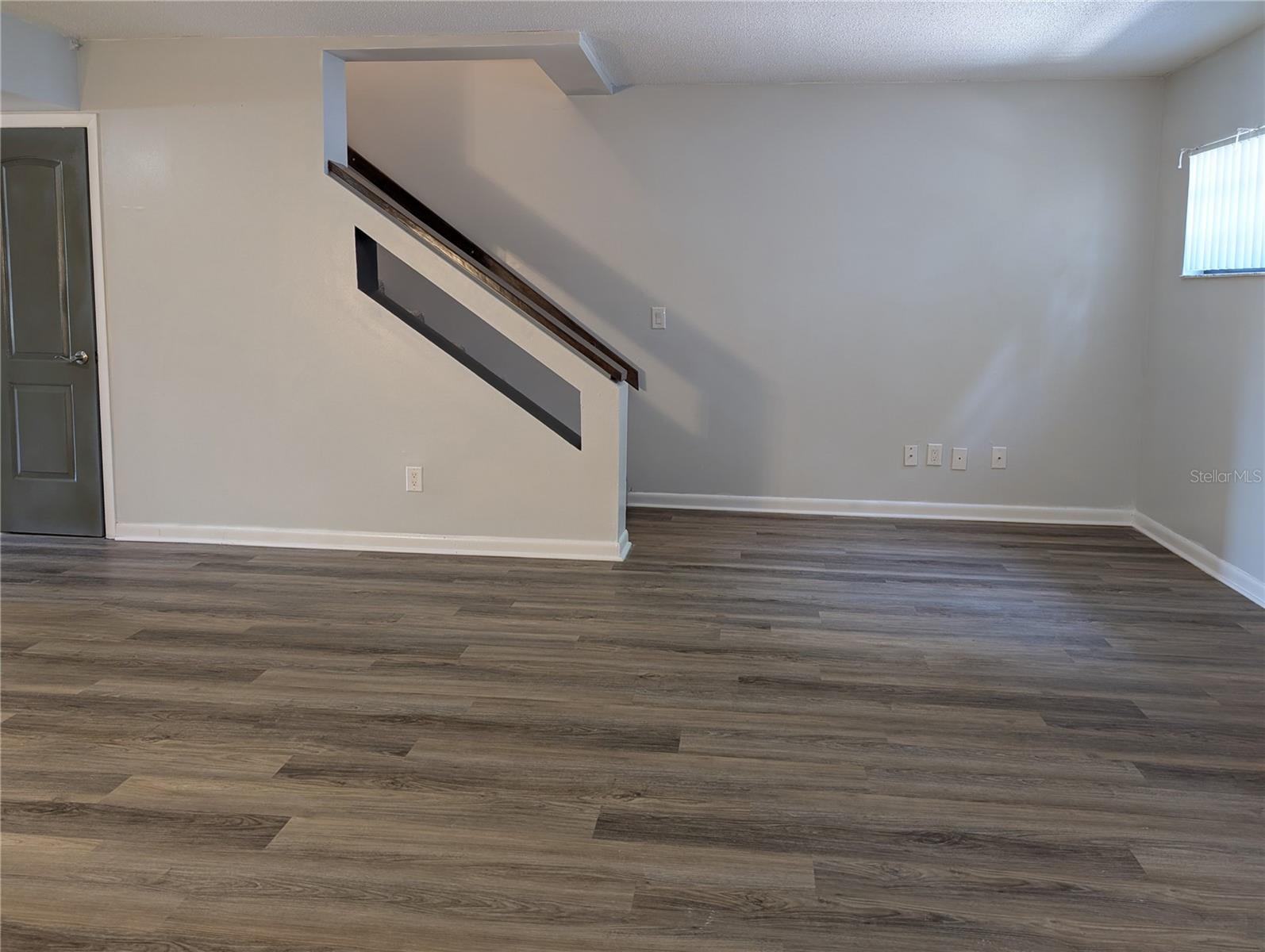 Listing photo id 3 for 9781 Goldfinch Lane