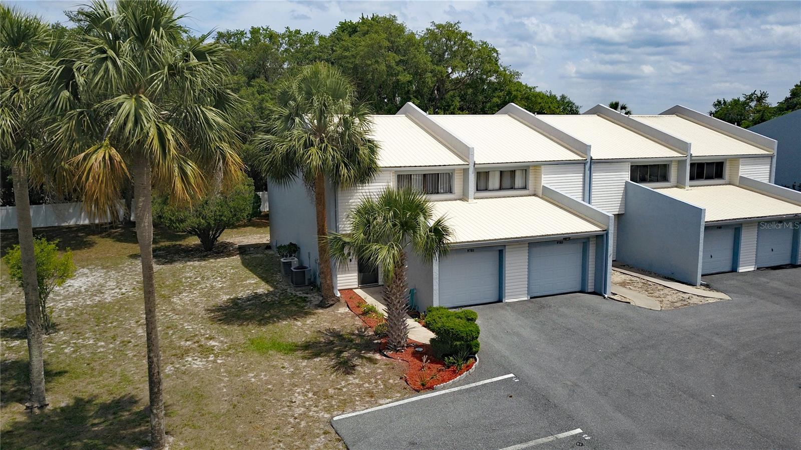 Listing photo id 48 for 9781 Goldfinch Lane