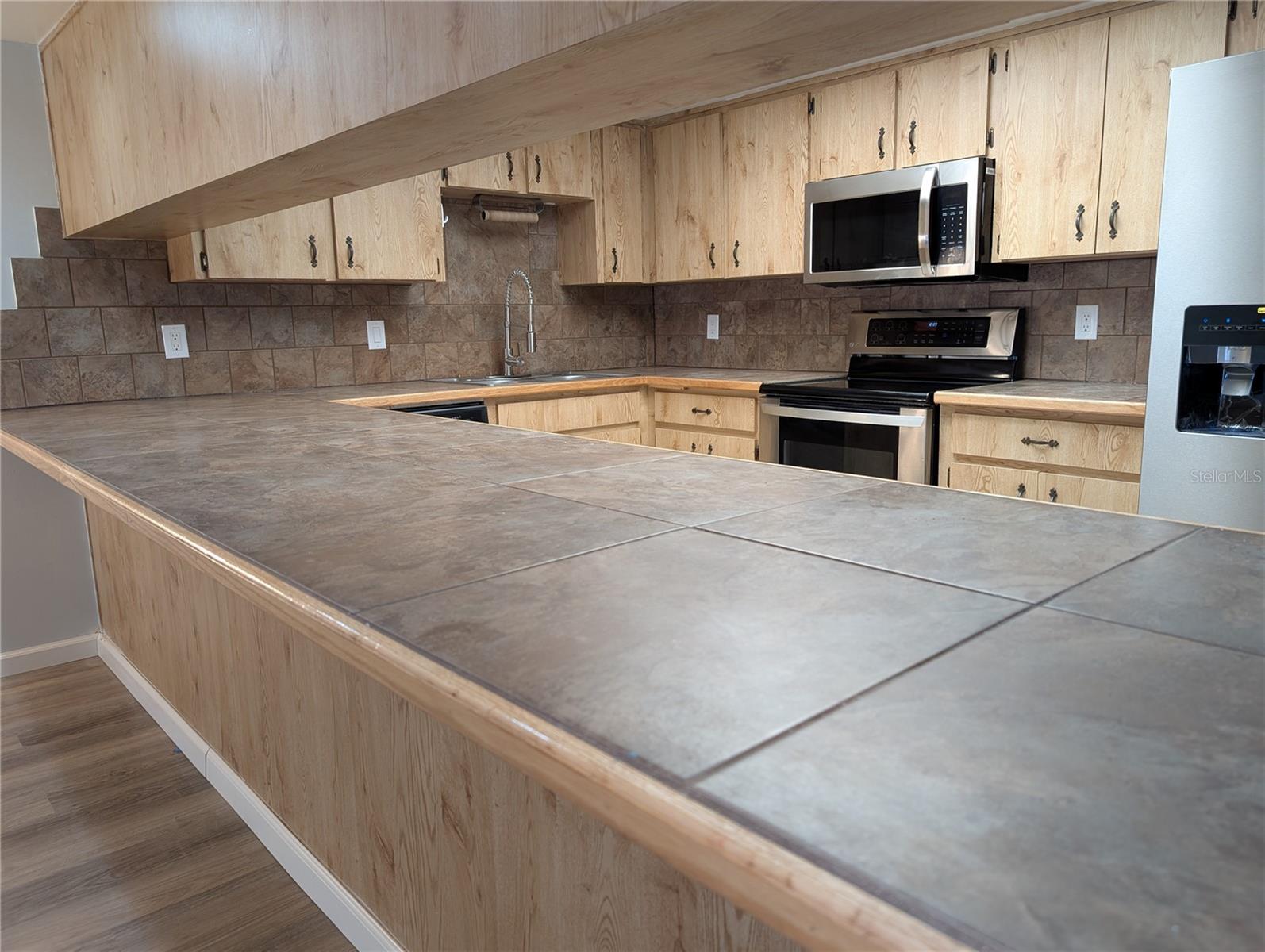 Listing photo id 4 for 9781 Goldfinch Lane