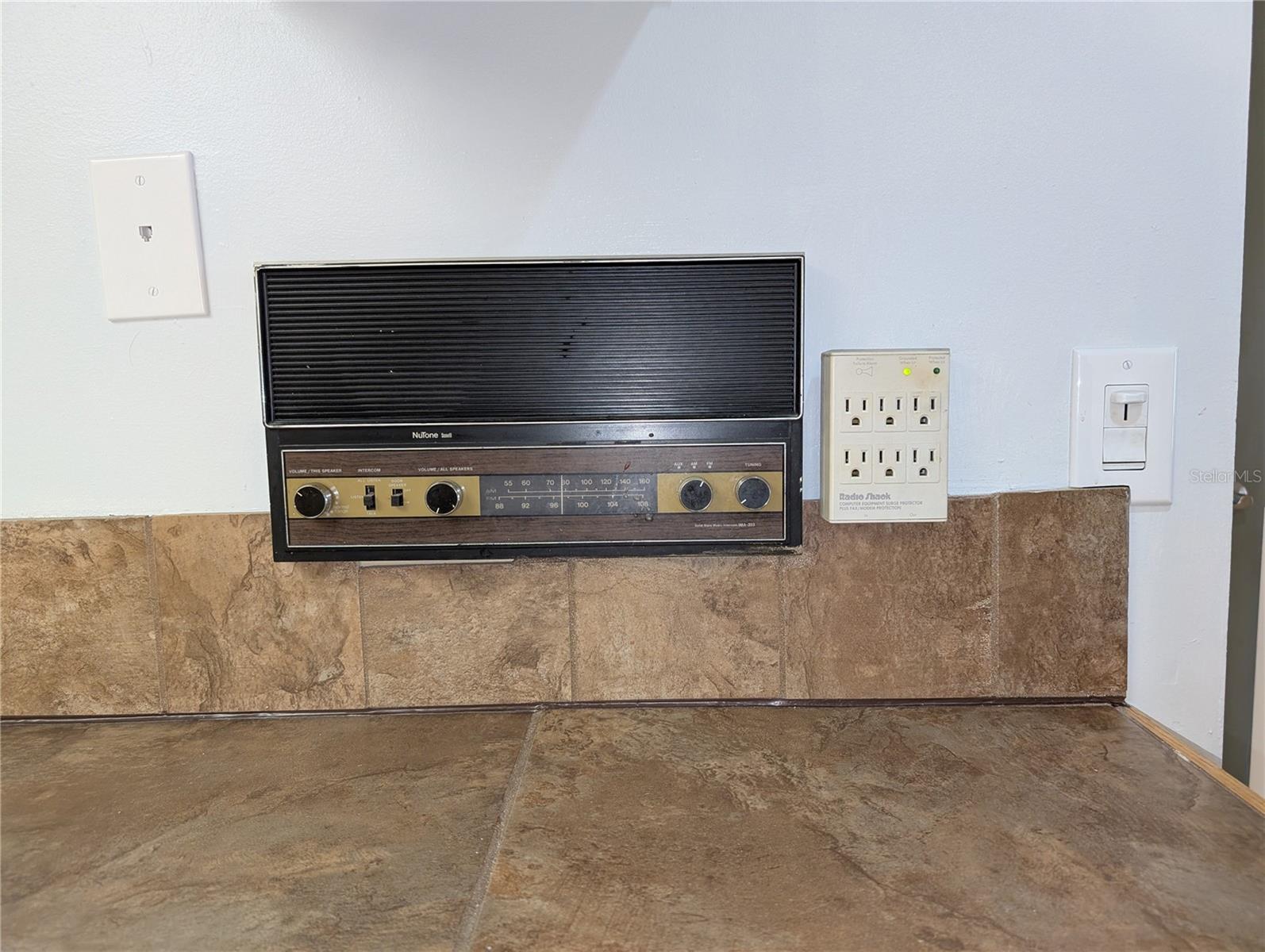 Listing photo id 7 for 9781 Goldfinch Lane