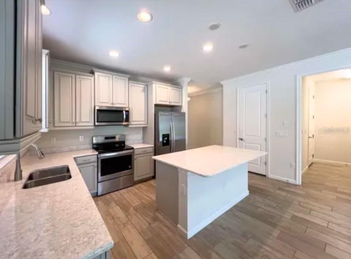 Image 3 of 4 For 10729 Planer Picket Drive