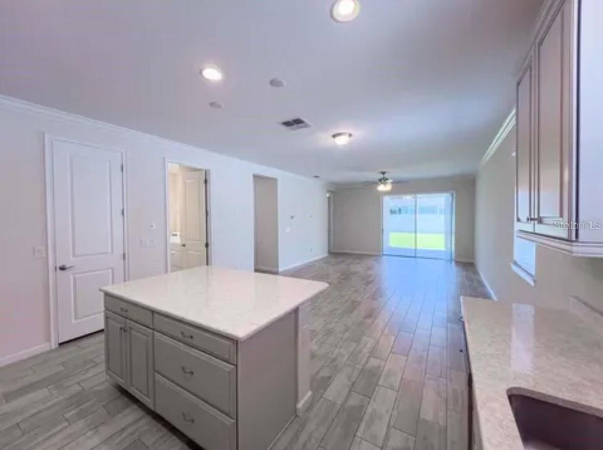 Image 4 of 4 For 10729 Planer Picket Drive