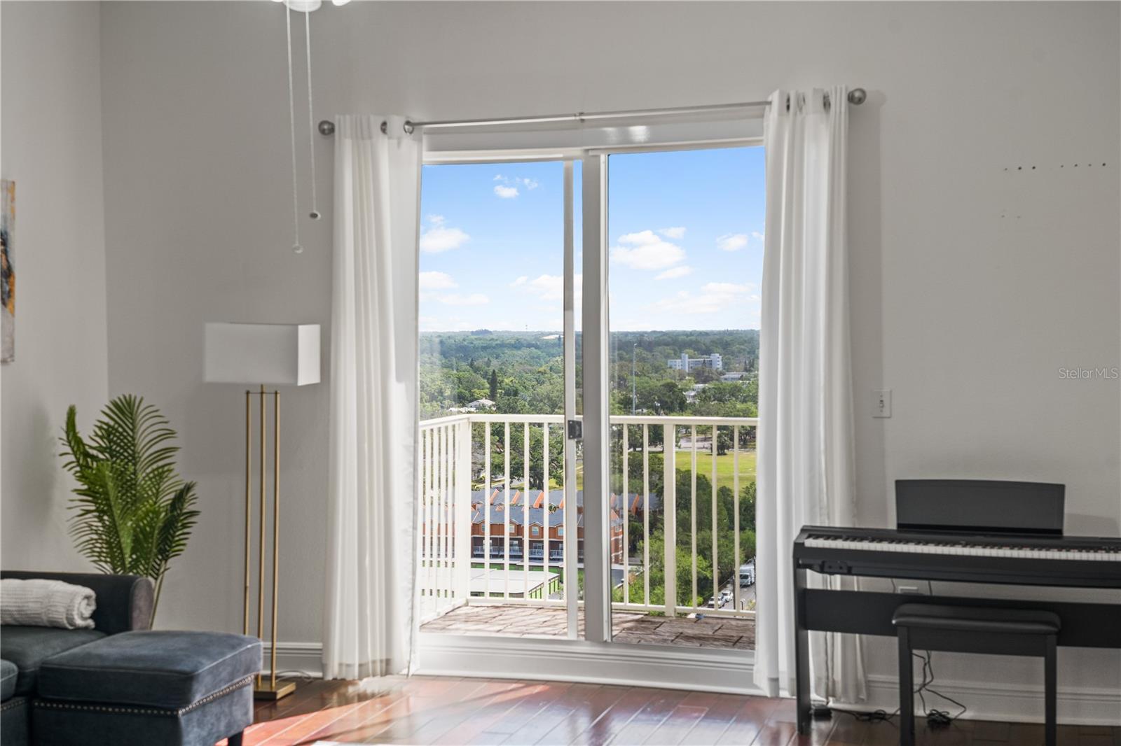 Image 4 of 18 For 628 Cleveland Street 1507