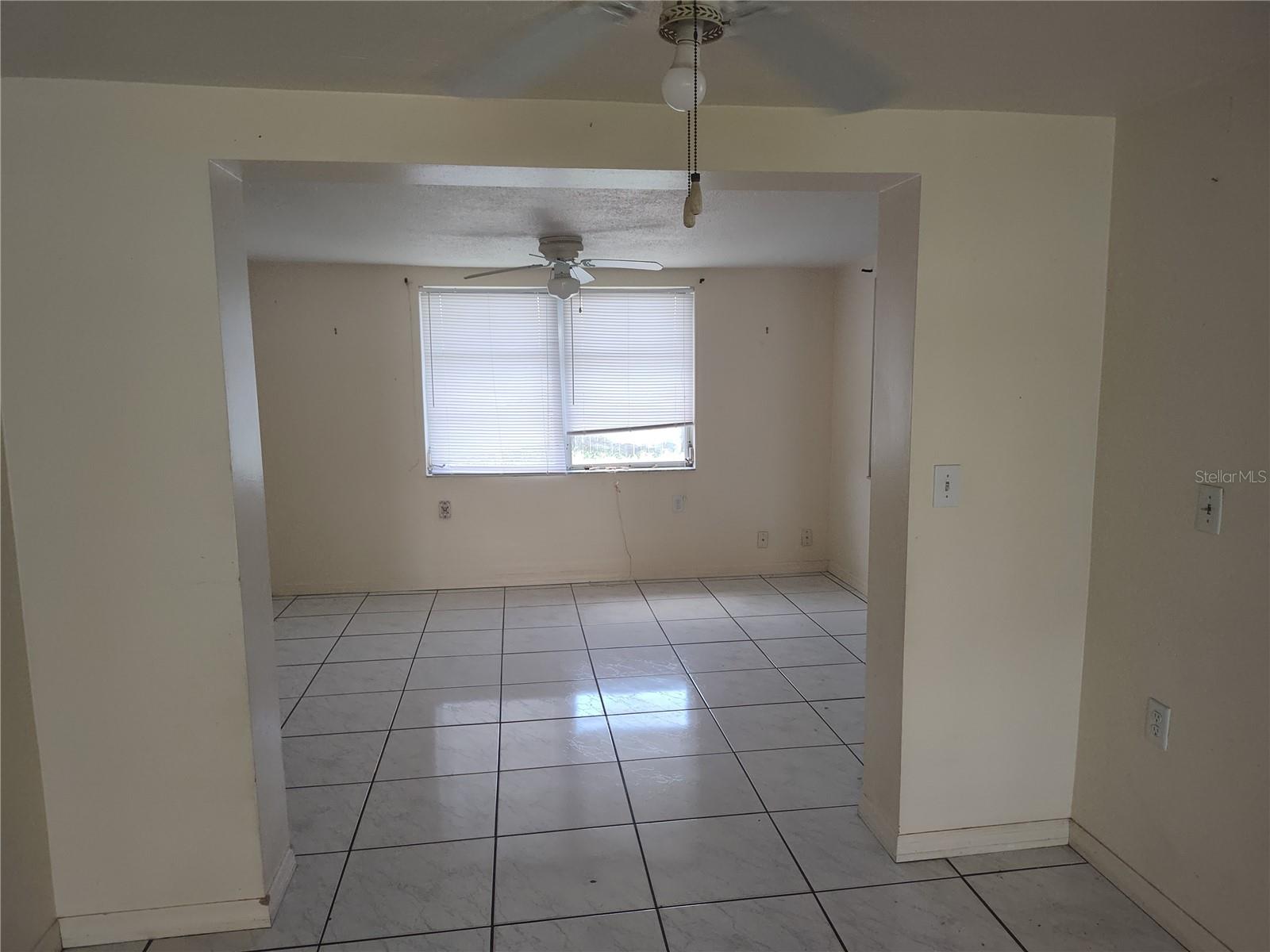 Listing photo id 8 for 1155 Royalwood Drive
