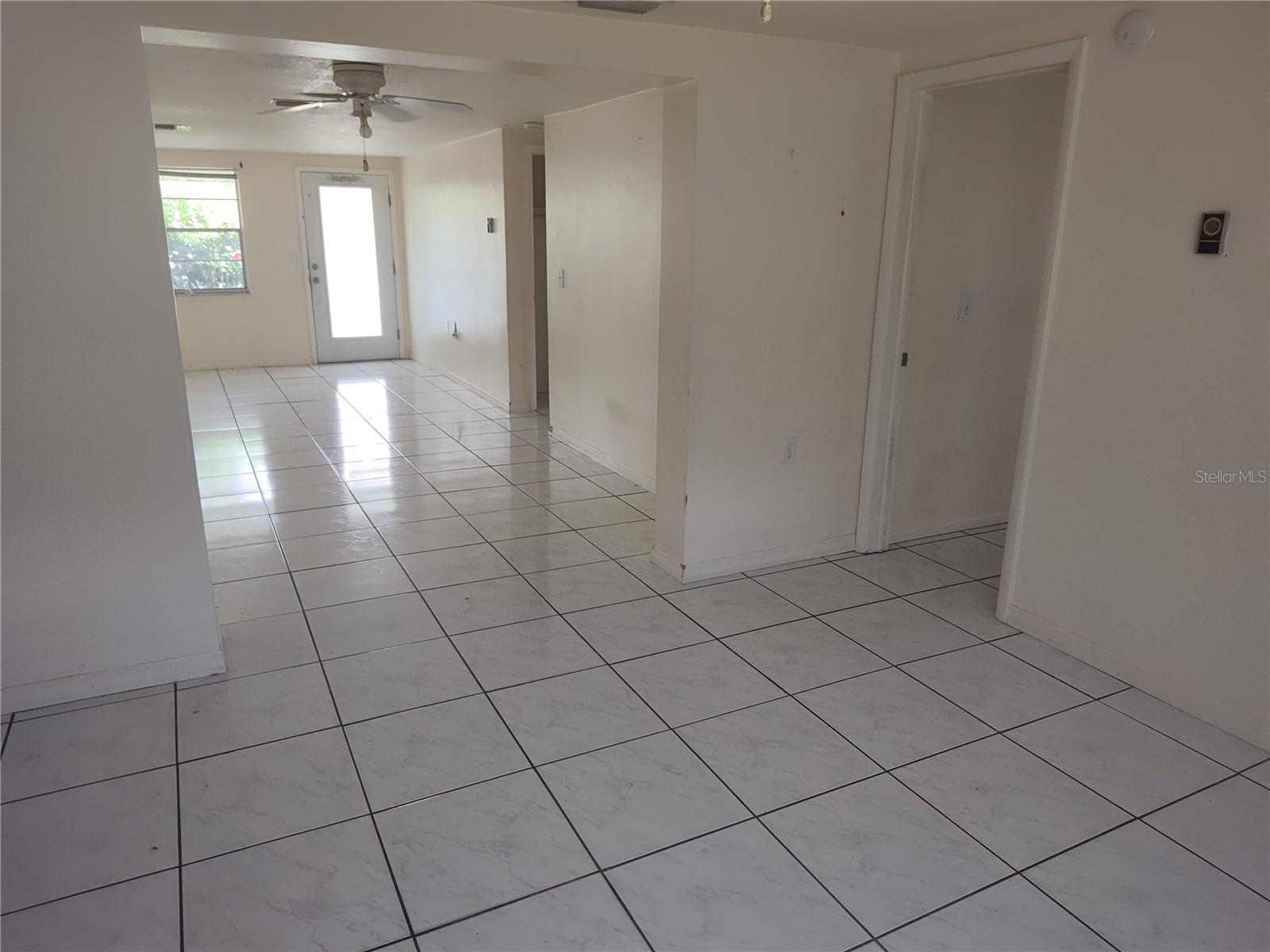 Listing photo id 9 for 1155 Royalwood Drive