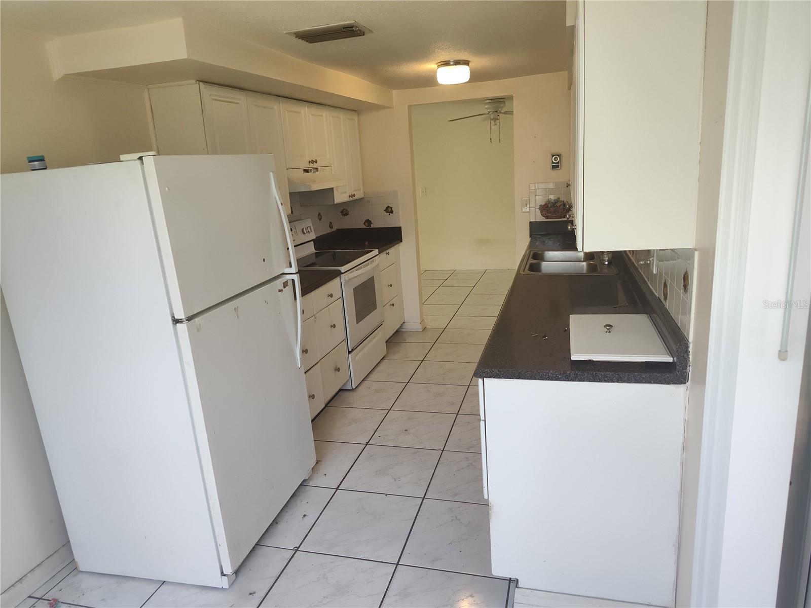 Listing photo id 10 for 1155 Royalwood Drive