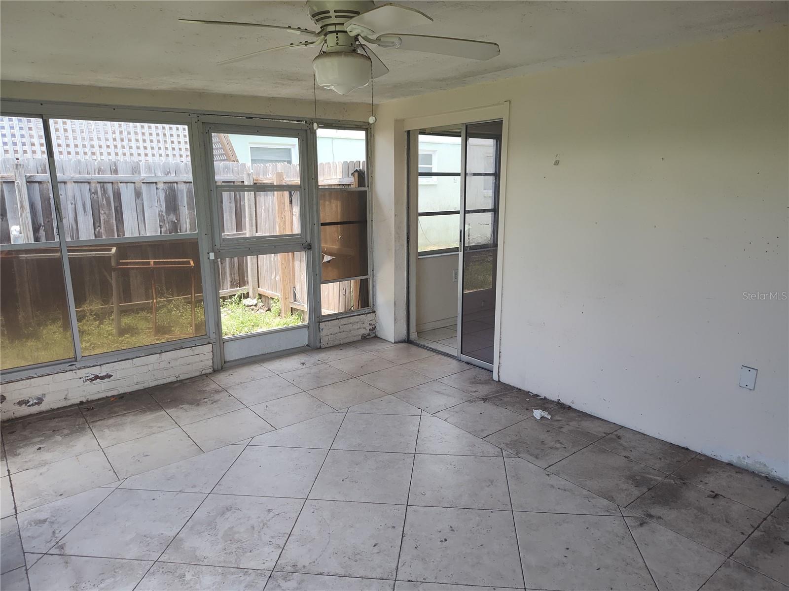 Listing photo id 11 for 1155 Royalwood Drive