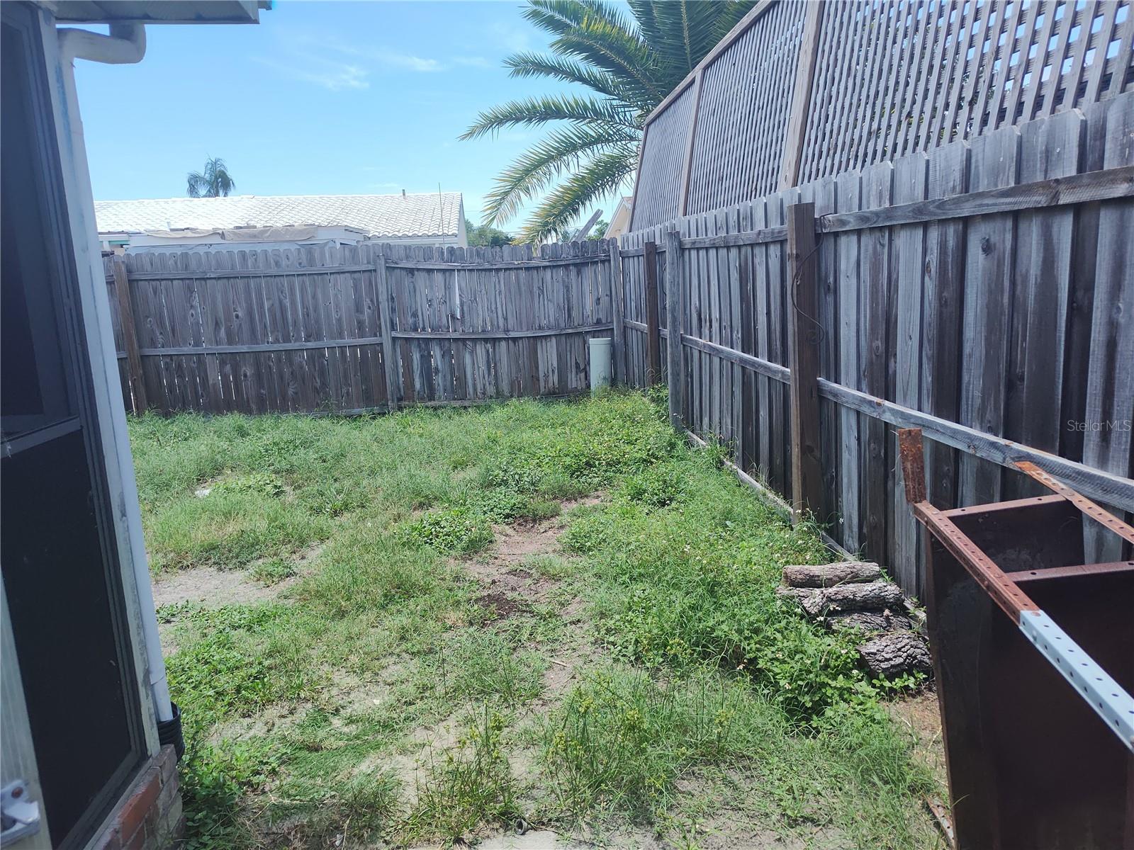 Listing photo id 12 for 1155 Royalwood Drive